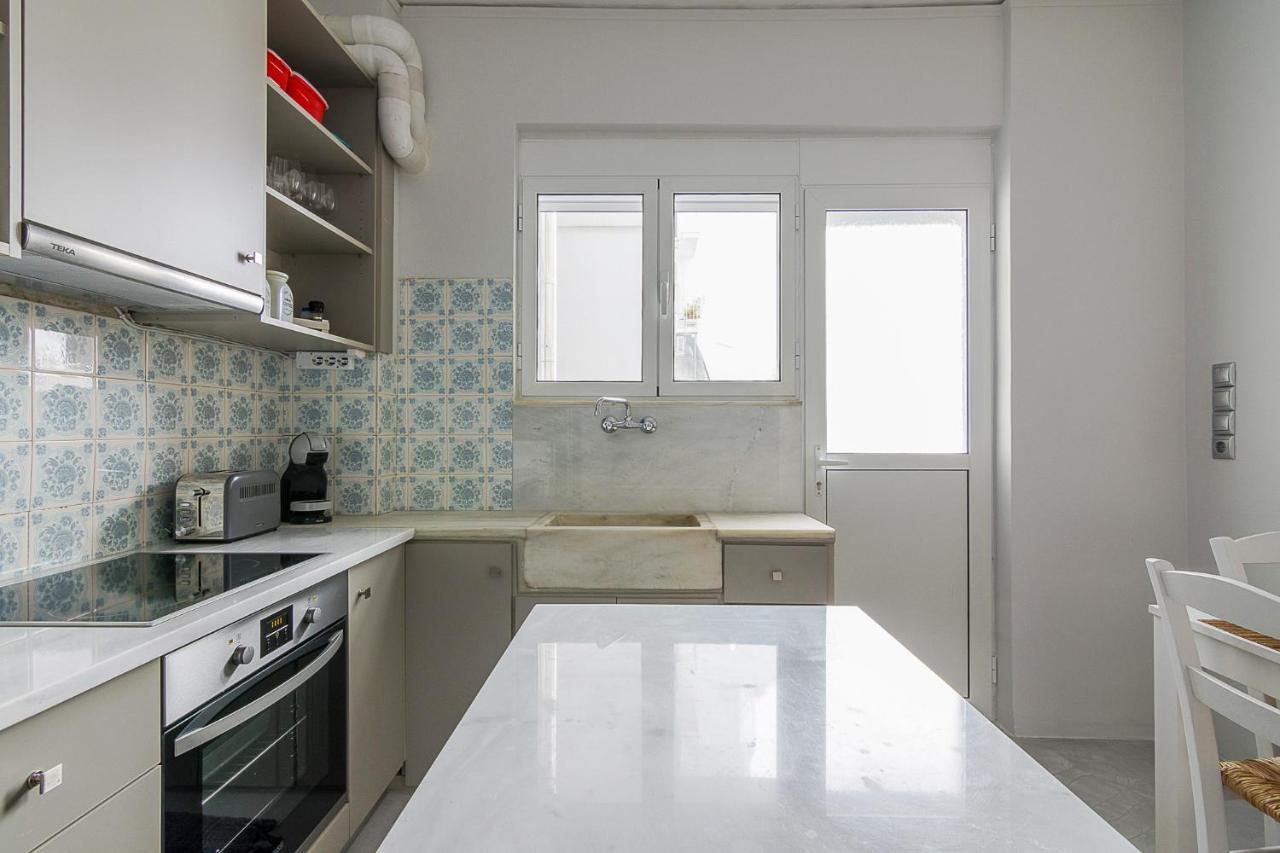 A Modern 2-Bedroom Apartment Near Areios Pagos เอเธนส์ ภายนอก รูปภาพ