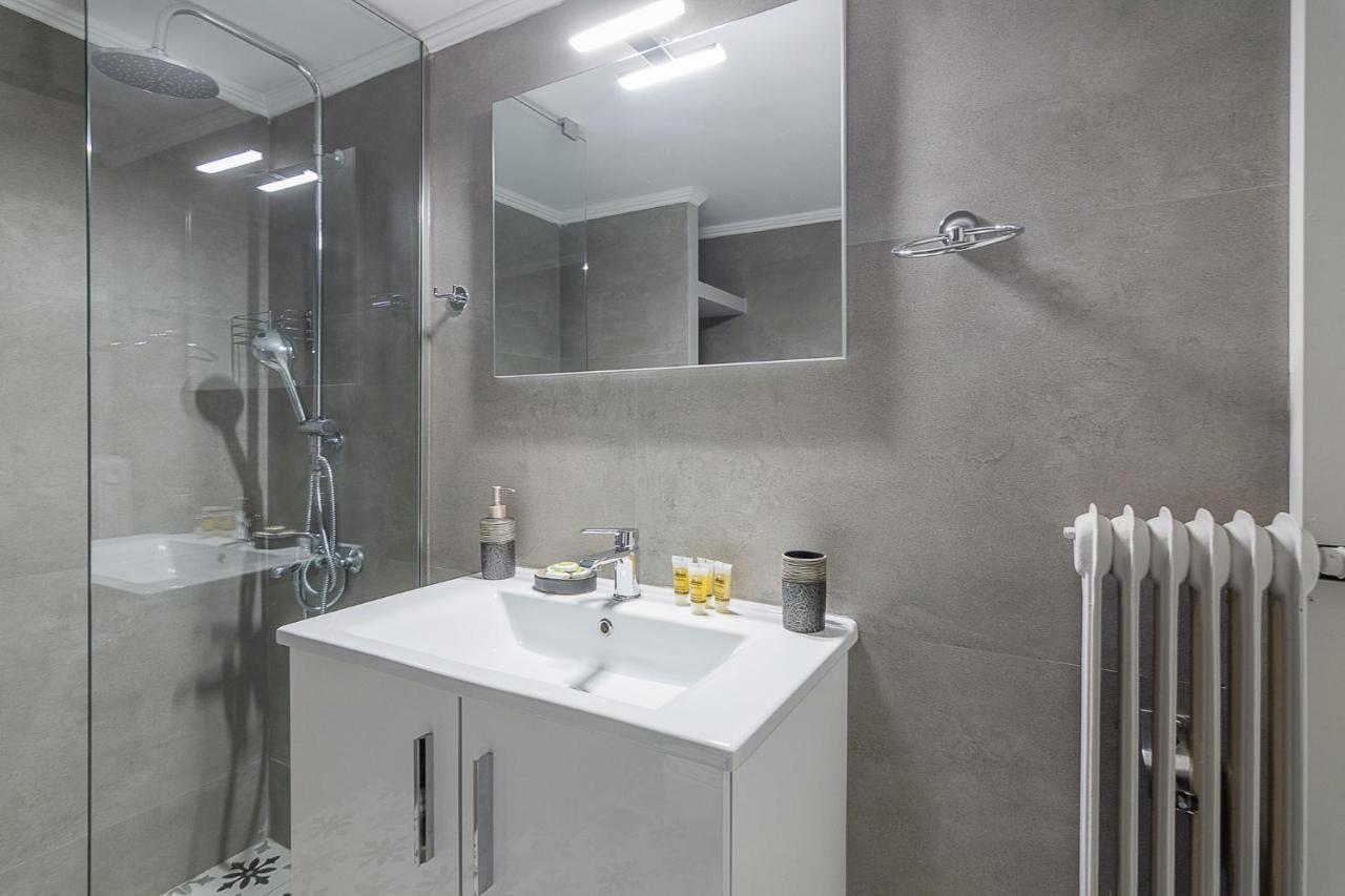 A Modern 2-Bedroom Apartment Near Areios Pagos เอเธนส์ ภายนอก รูปภาพ
